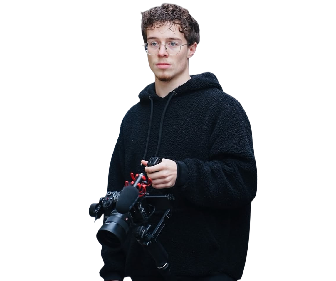 Tobiasz Smith, Fotograf und Videograf von Smith Visuals, mit verschränkten Armen